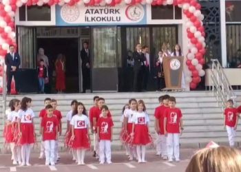 29 Ekim kutlamalarında öğrencisini dışlayan öğretmenin cezası muhakkak oldu