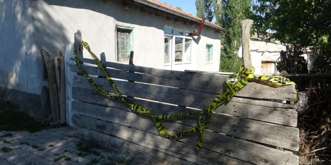 3 haftalık bebeğini ağladığı için boğarak öldürdü