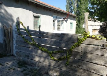 3 haftalık bebeğini ağladığı için boğarak öldürdü