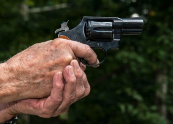 79 yaşındaki mesken sahibi kiracısını öldürdü