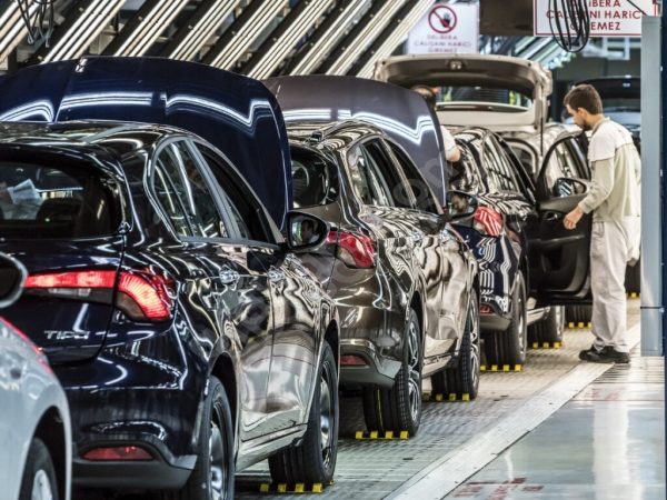 Dev otomotiv firmaları önümüzdeki yıl ABD’de hem elektrikli hem hibrit SUV’larla yarışacak