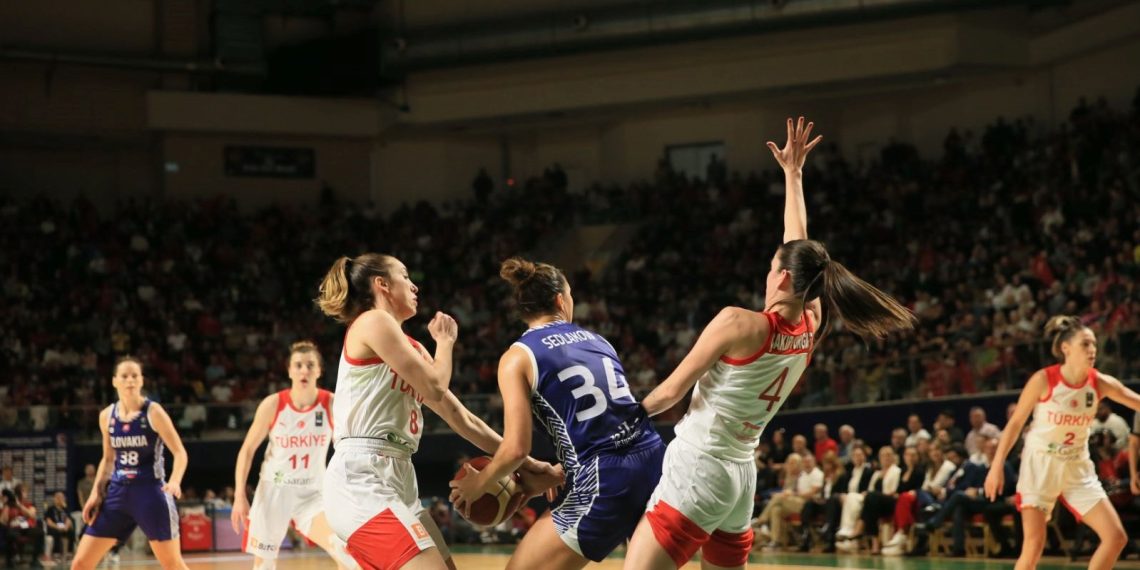 A Ulusal Bayan Basketbol Kadrosu, Slovakya’yı farklı geçti