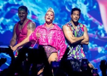 ABD’li müzikçi Pink konserlerinde yasaklı kitap dağıtacak