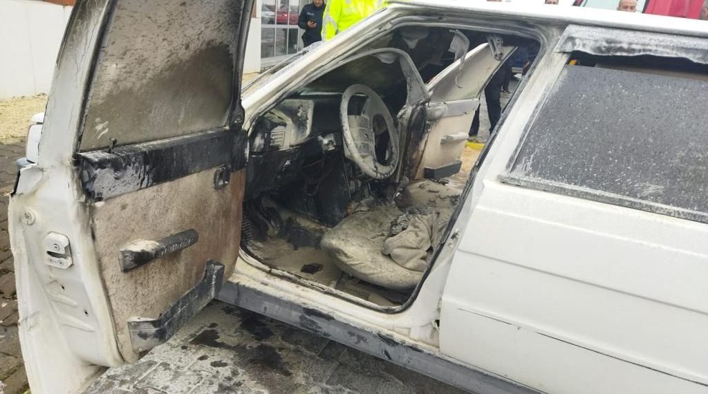 Acil servis önüne park edilen araba yandı