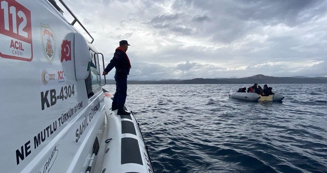 Adada mahsur kalan kaçak göçmenler kurtarıldı