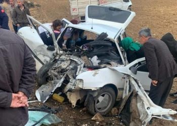 Adıyaman’da kamyonetle araba baş başa çarpıştı: 1 meyyit, 3 yaralı