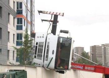 Ankara’da 70 metrelik yük asansörü devrildi