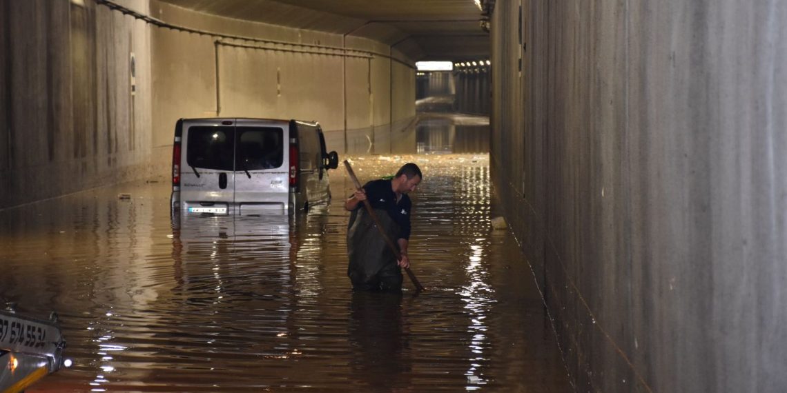 Antalya’da alt geçit suyla doldu: Mahsur kalan 3 kişi kurtarıldı