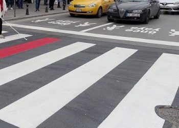 Araba 9 yaşındaki çocuğa çarptı