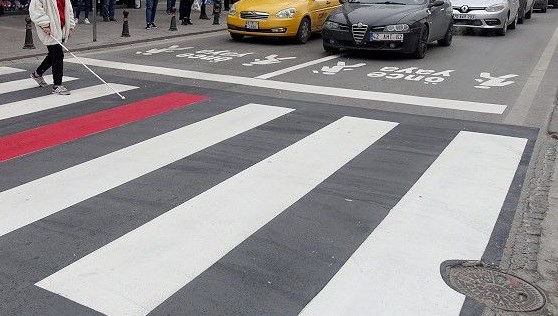 Araba 9 yaşındaki çocuğa çarptı