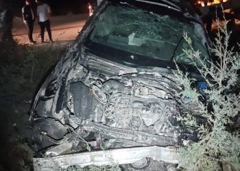 Araba evvel yayaya sonra beton direğe çarptı: 1 meyyit, 2 yaralı