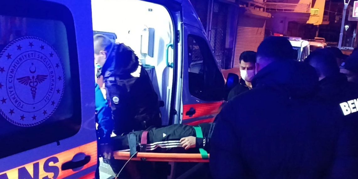 Arbede ettiği bireyden kaçarken çatıdan düşerek ağır yaralandı