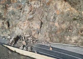 Artvin- Ardahan karayolunda heyelan: Ulaşım tek şeritten sağlanıyor