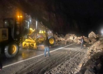 Artvin’de heyelan: Kayalar kara yoluna düştü