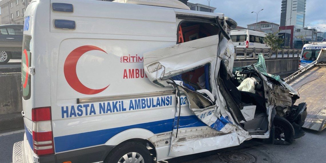 Avcılar’da İETT otobüsü ve ambulansın karıştığı zincirleme kaza: 2 yaralı