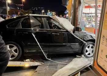 Avcılar’da suratını alamayan araba zincir markete girdi