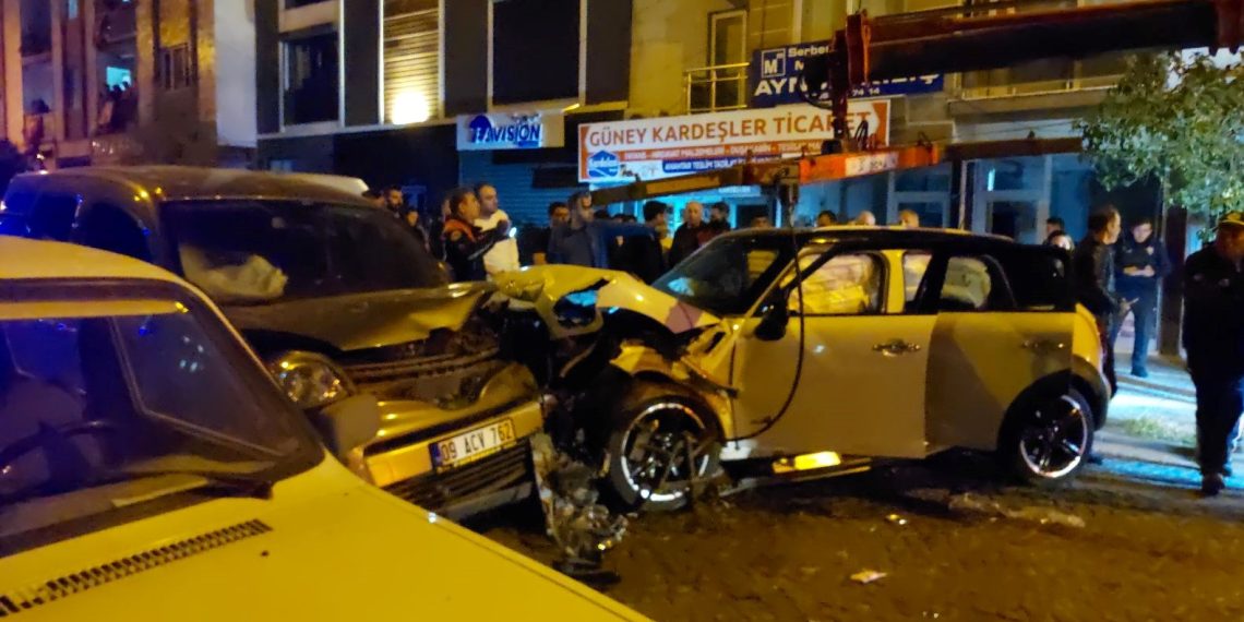 Aydın’da trafik kazası: 1’i polis 3 kişi yaralandı