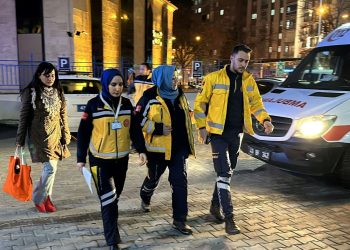 Baba ve oğlu demir sopayla sıhhat çalışanlarına saldırdı