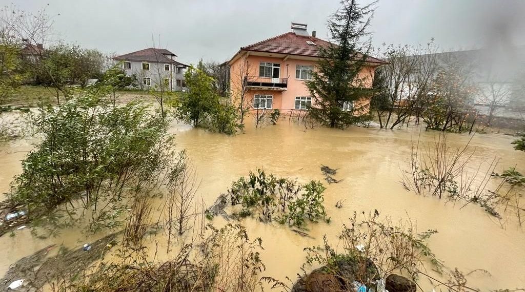 Bakan Yerlikaya, olumsuz hava şartlarının acı bilançosunu paylaştı: 2 meyyit, 50 yaralı, 12 denizci kayıp
