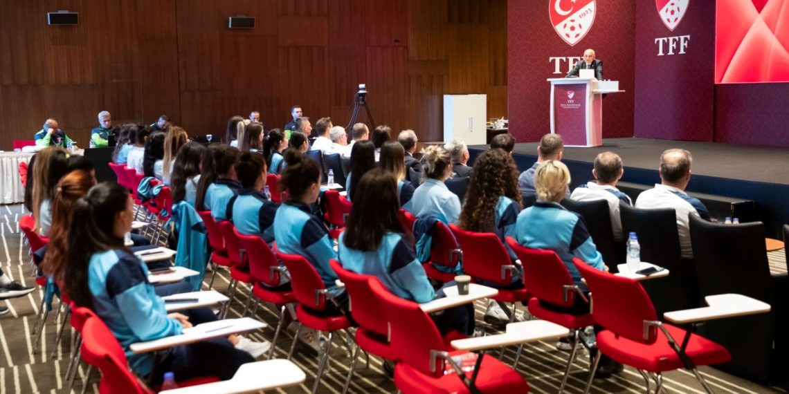 Bayan hakemlere birinci sefer MHK Semineri