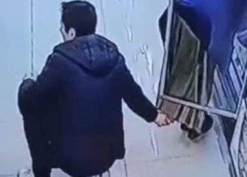 Bayanların etek altı manzarasını çeken komiserin cezası aşikâr oldu