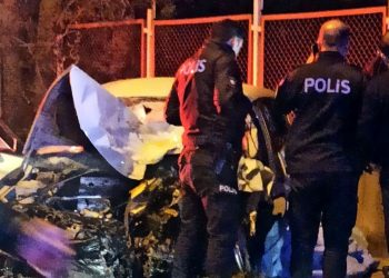 Belediye otobüsü ile araba baş başa çarpıştı: 1 meyyit, 2 yaralı