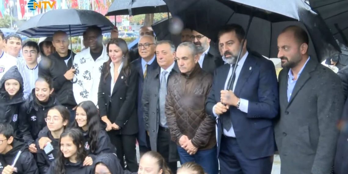 Beşiktaş’tan Cumhuriyetin 100. yılına özel kartal heykeli