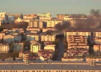 Beylikdüzü’nde 3 katlı iş yerinde yangın