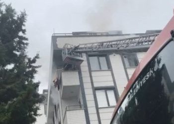 Beylikdüzü’nde 5 katlı binanın giriş katında yangın çıktı