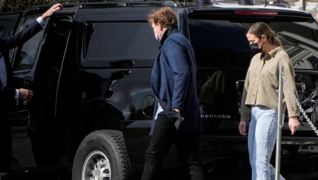 Biden’ın torununun aracına girmeye çalışan şüphelilere ateş açıldı