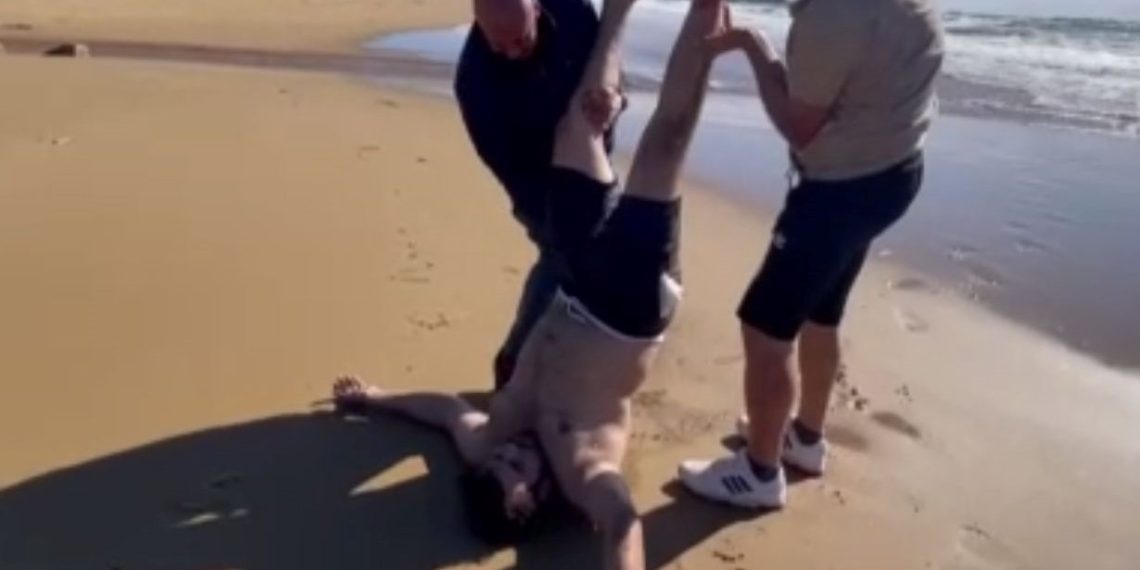 Boğulma tehlikesi geçiren kişiyi baş aşağı çevirdiler