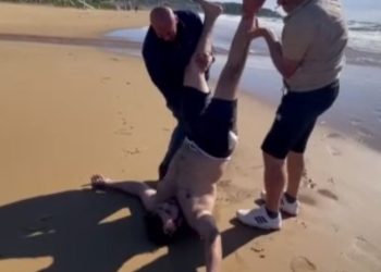 Boğulma tehlikesi geçiren kişiyi baş aşağı çevirdiler