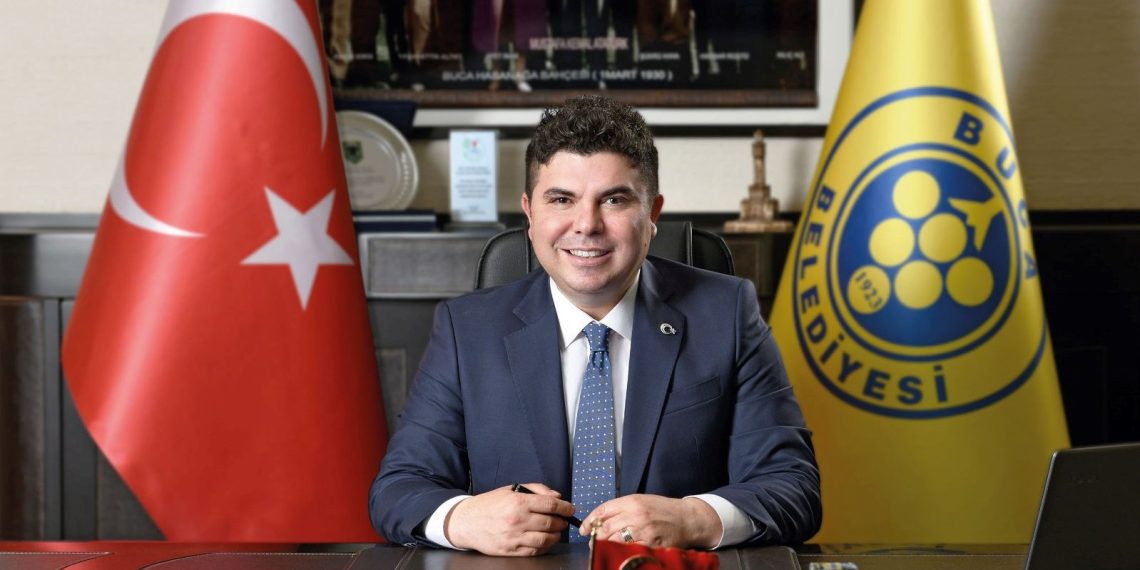 Buca Belediye Lideri merdiven boşluğuna düştü: Bacakları kırıldı