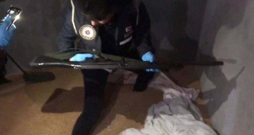 Buğdayların ortasından tabanca, tüfek ve uyuşturucu çıktı