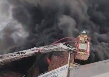 Bursa’da dokumacılık fabrikasında yangın