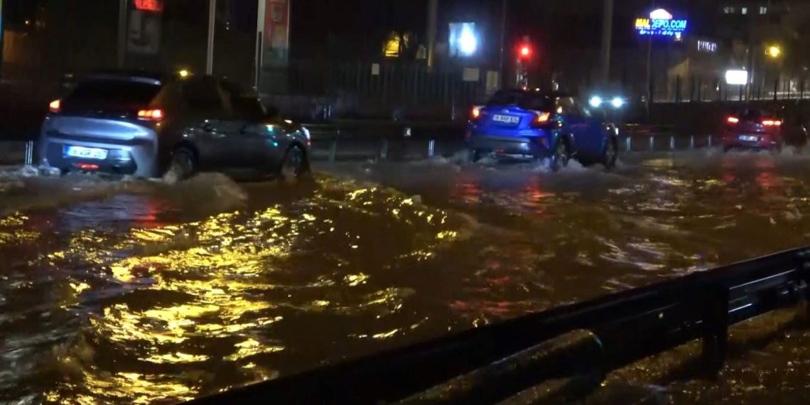 Bursa’da sağanak: Caddeleri su bastı, trafik aksadı
