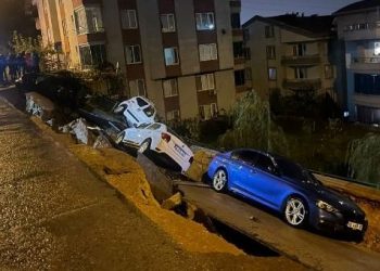 Bursa’da sağanak nedeniyle istinat duvarı çöktü: 4 araç çukura düştü