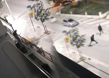 Büyükçekmece’de kaygı dolu anlar: Elinde palayla yoldan geçenlere saldırdı