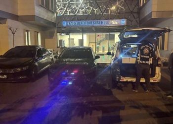 Çakarlı araçla trafiğe çıkan şahıslar yakalandı: 67 bin 296 TL ceza kesildi