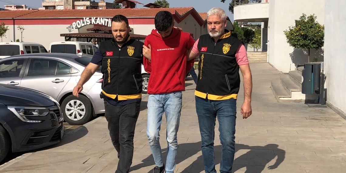 Çaldığı telefonları satıp sevgilisine araba aldı