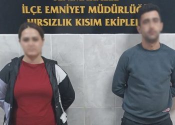 Çaldıkları altınları satarak kendilerine telefon alan çift yakalandı