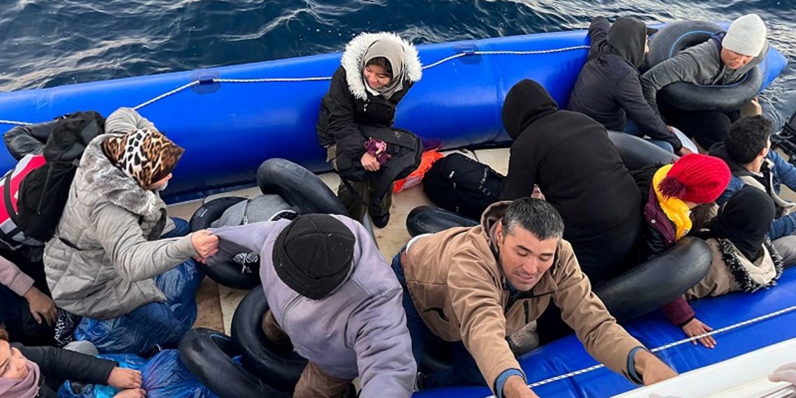 Çanakkale’de 47 kaçak göçmen kurtarıldı