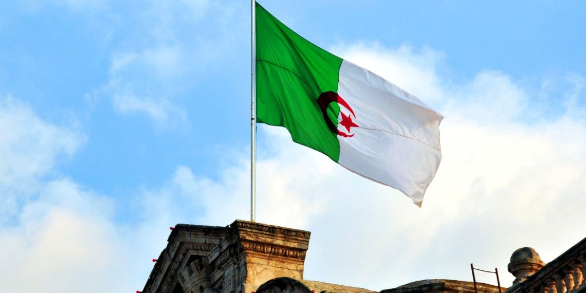 Cezayir Fransızların kaçırdığı 2 milyon belgeyi geri alacak