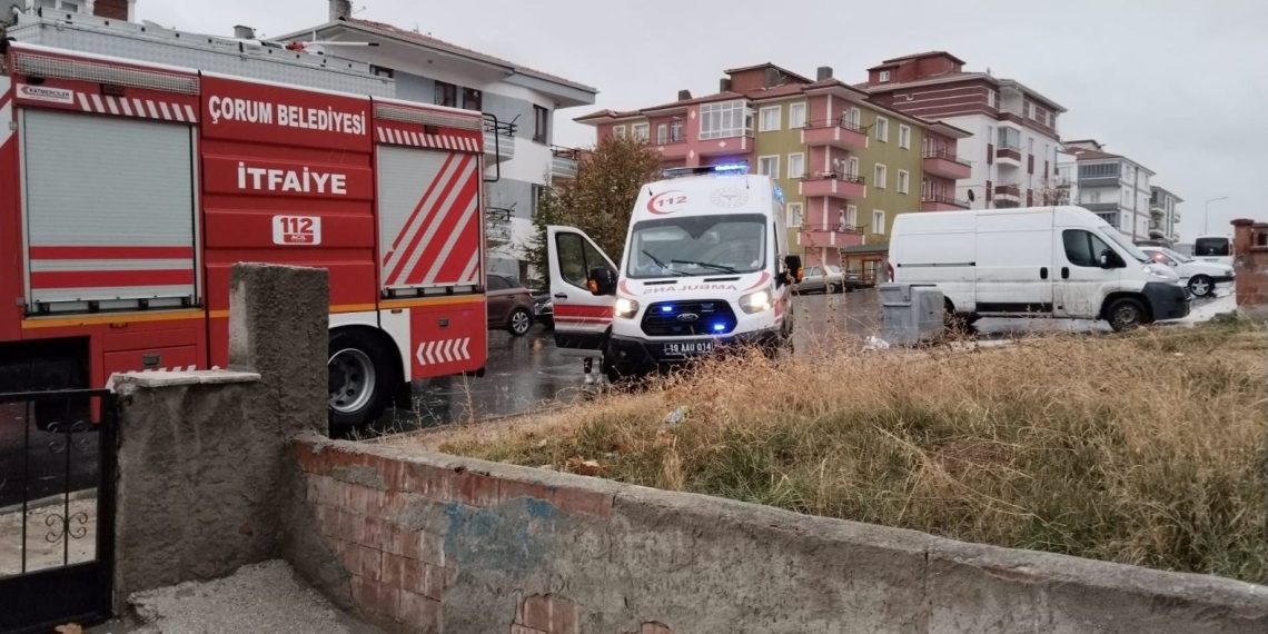 Çorum’da fırtınada çatıya yıldırım düştü