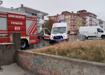 Çorum’da fırtınada çatıya yıldırım düştü