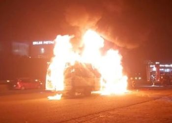 D-100 kara yolunda servis minibüsü küle döndü