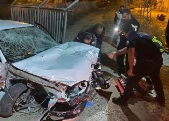 Denetimden çıkan araba yayalara çarptı: 4 yaralı