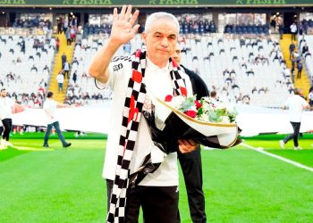 Dolmabahçe’de İstek Çalımbay’a sevgi gösterisi