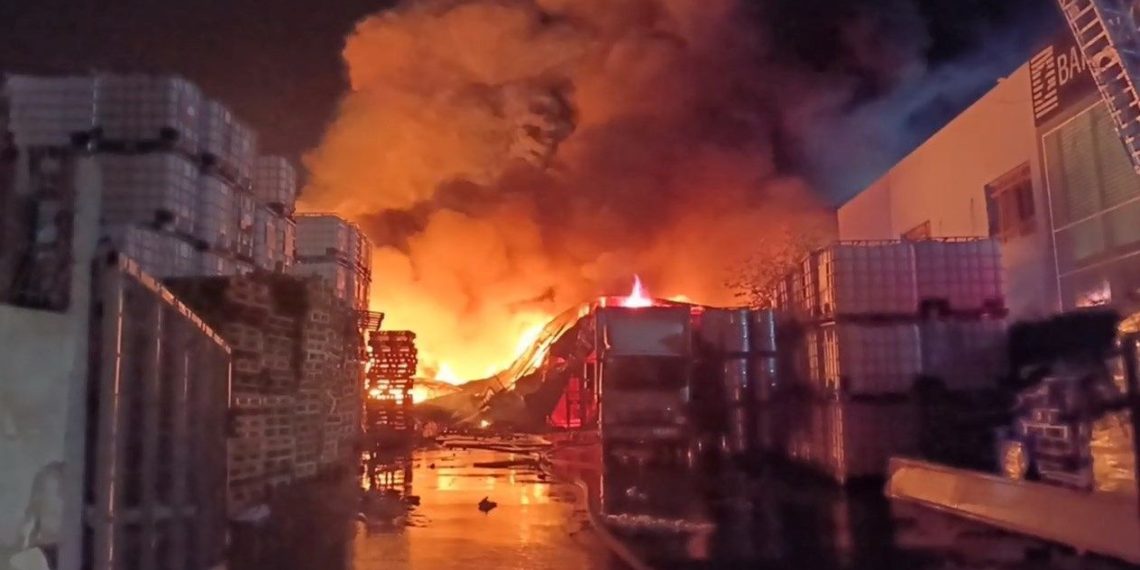 Esenyurt’ta depo yangını