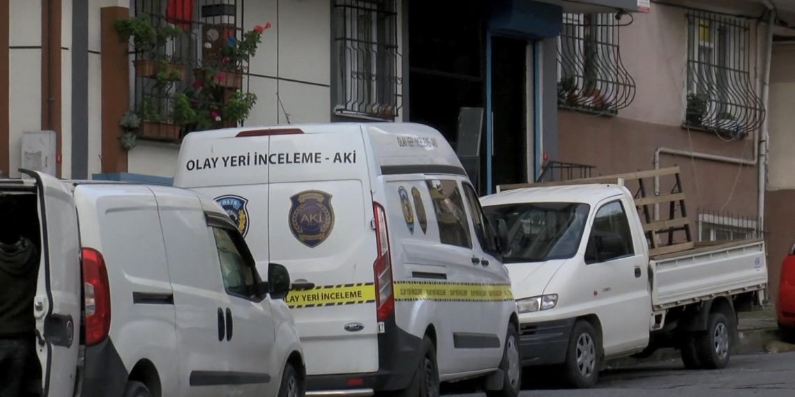 Eşini ve üvey kızını öldürüp intihar etti